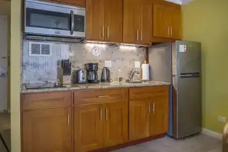 Tropical Studios At Marine Surf Waikiki - Free Parking - Best Location - Full Kitchen - Swimming Pool - 74