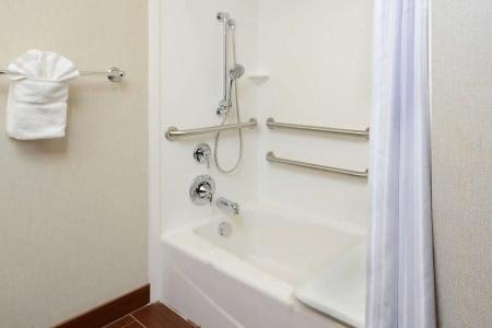 Hilton Garden Inn Airport - 8
