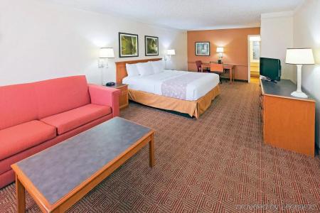 Super 8 by Wyndham San Antonio Near SeaWorld Ingram Park - 6