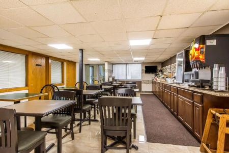 Econo Inn and Suites - 14