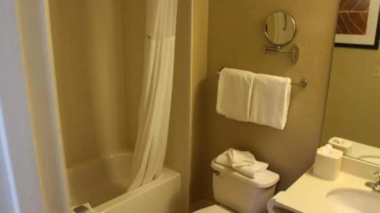 Hawthorn Suites East - 105