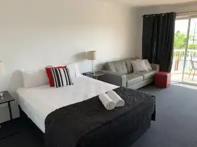 Outrigger Burleigh - 84