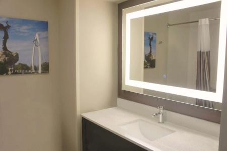 La Quinta by Wyndham Airport - 12