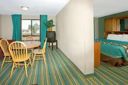 Super 8 by Wyndham Denver Stapleton - 33