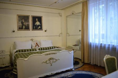 Queen's Astoria Design - 1