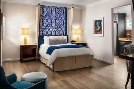 Triada, Autograph Collection - 3