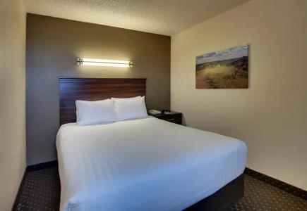 EverSpring Inn & Suites - 33