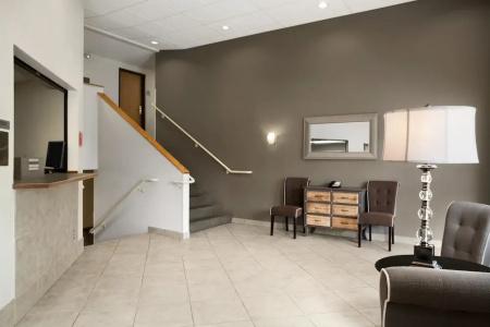 Super 8 by Wyndham Portland Airport - 2