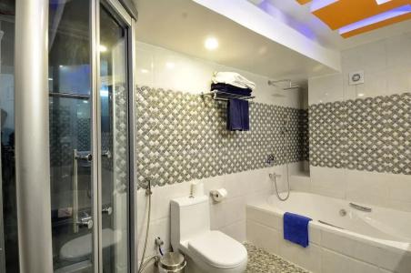 Royal Penguin Boutique & Spa - 123