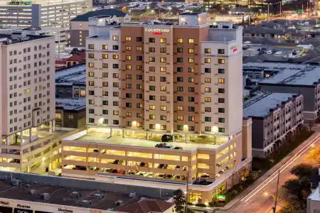 Courtyard by Marriott Houston Galleria - 23