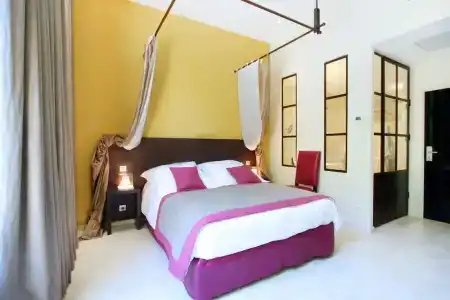 Hôtel Les Deux Garçons ( ex - Hôtel de Gantès) - 17