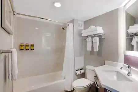 Best Western Plus Commerce - 9