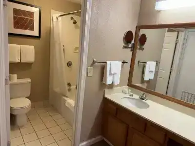 Hawthorn Suites East - 36