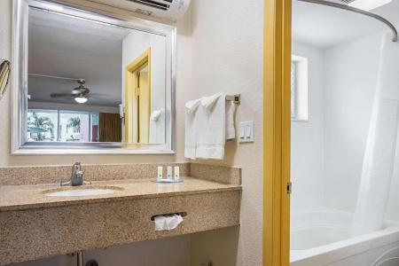 Quality Inn & Suites Airport - Cruise Port Hollywood - 42