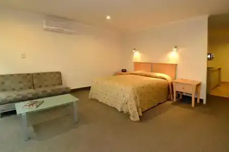 Senator Motor Inn - 1