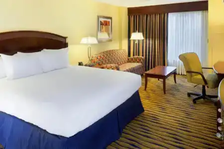 DoubleTree by Hilton - 18