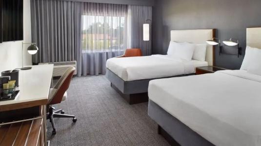 Courtyard by Marriott Broadway - 38