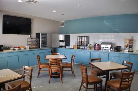 Country Inn & Suites by Radisson, West, KS - 35