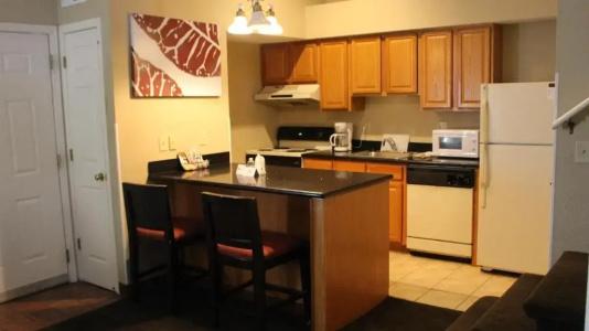 Hawthorn Suites East - 106