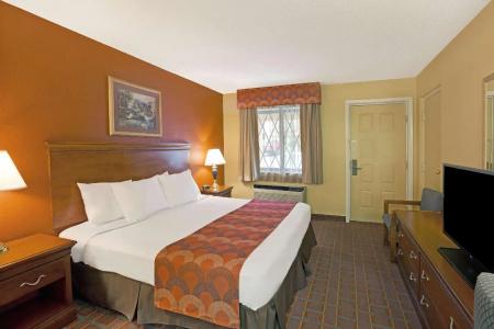 Super 8 by Wyndham Downtown at Convention Center - 28