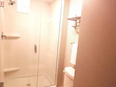 Holiday Inn Express and Suites, an IHG - 9