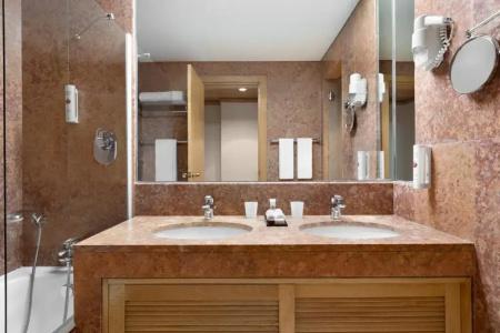 Ramada by Wyndham Lisbon - 38
