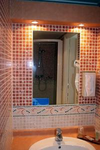 Best Western Le Cheval Blanc -Centre- Vieux Port - 39