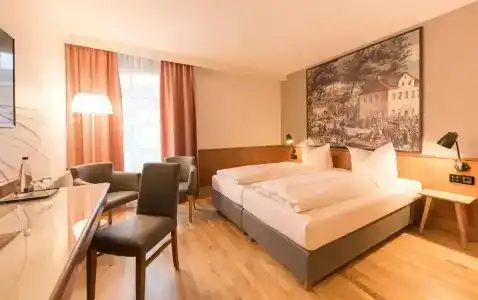 Bayerischer Hof - 76
