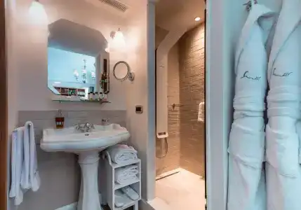 Legacy Gastro Suites - 8