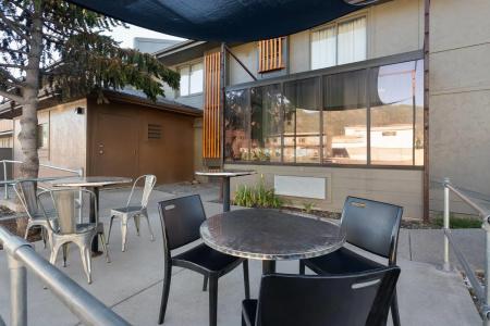 Days Inn and Suites by Wyndham Downtown-University - 12