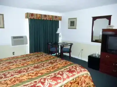 Yankee Clipper Inn - 1