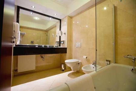 Ramada & Suites by Wyndham Bucharest North - 36