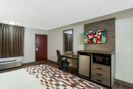 Red Roof Inn - 3