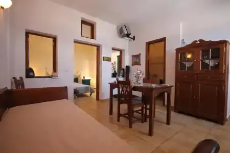Vrachia Studios & - 84