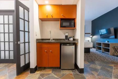 Days Inn & Suites by Wyndham - 38