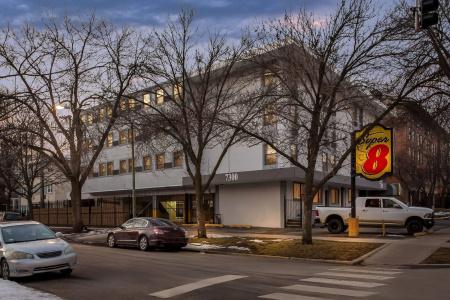 Super 8 by Wyndham Chicago IL - 2