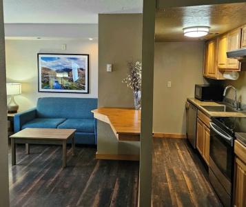 Days Inn and Suites by Wyndham Downtown-University - 43