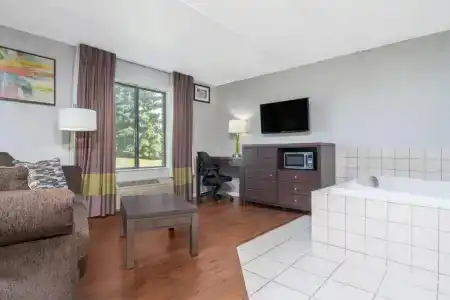 Super 8 by Wyndham/Airport - 26