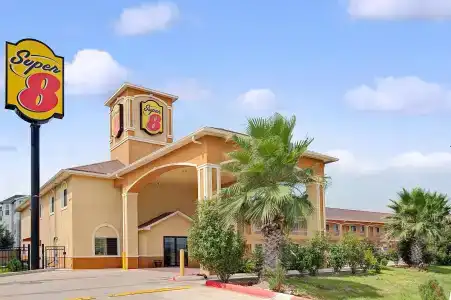 Super 8 by Wyndham Houston North I-45 - 1