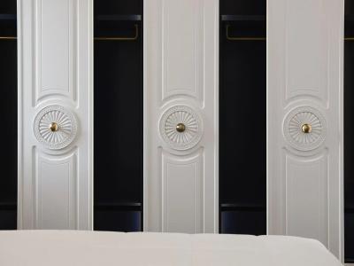 Cresanto Luxury Suites - 3