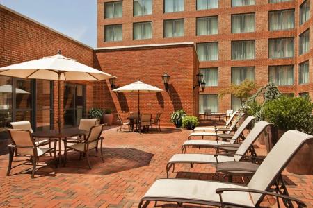 Sheraton Suites Old Town - 11
