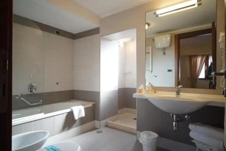 Suites & Residence - 93