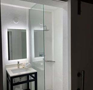 Roy Inn & Suites -Sacramento Midtown - 47