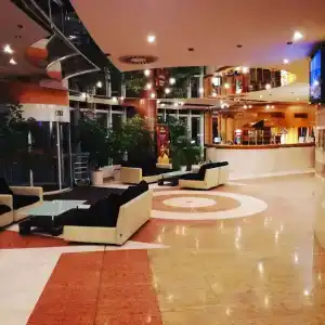 Cosmopolitan Bobycentrum - Czech Leadings - 1
