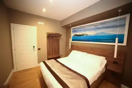 7th Floor Suite - 85