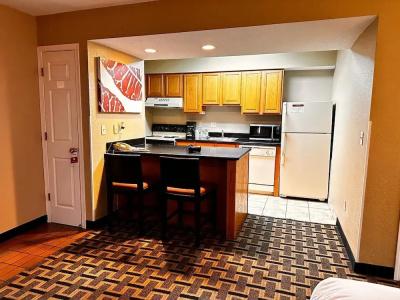 Hawthorn Suites East - 34