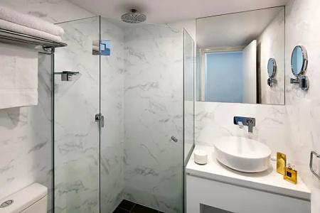 ibis World Square - 35