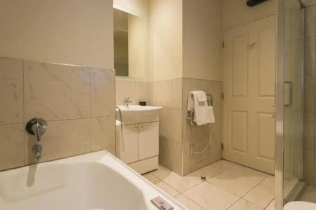Merivale Manor - 102