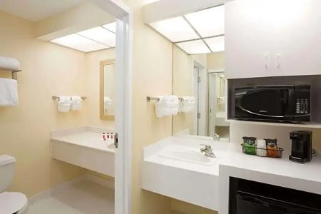 Ramada by Wyndham Kissimmee Gateway - 83