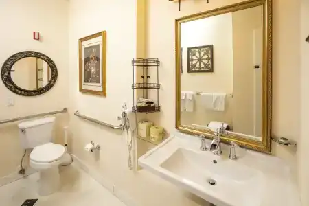 Washington Square Inn - 107